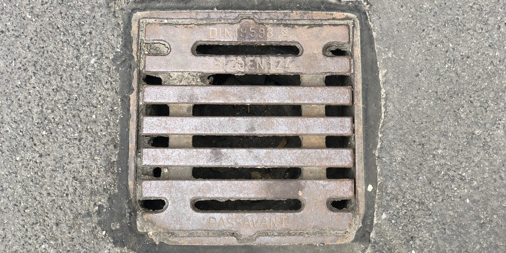 Gitter eines Entwässerungsschachtes einer Strasse. (Symbolbild)