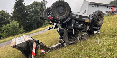 Beim Manövrieren geriet der beladene Arbeitskarren rückwärts in abfallendes Wiesland, rutschte den Hang hinab und überschlug sich mehrfach.