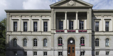 Blick auf das Rathaus Glarus, den Sitz der Glarner Regierung. Diese setzt sich für ein Kantonsreferendum gegen die Individualbesteuerung ein. (Archivbild)