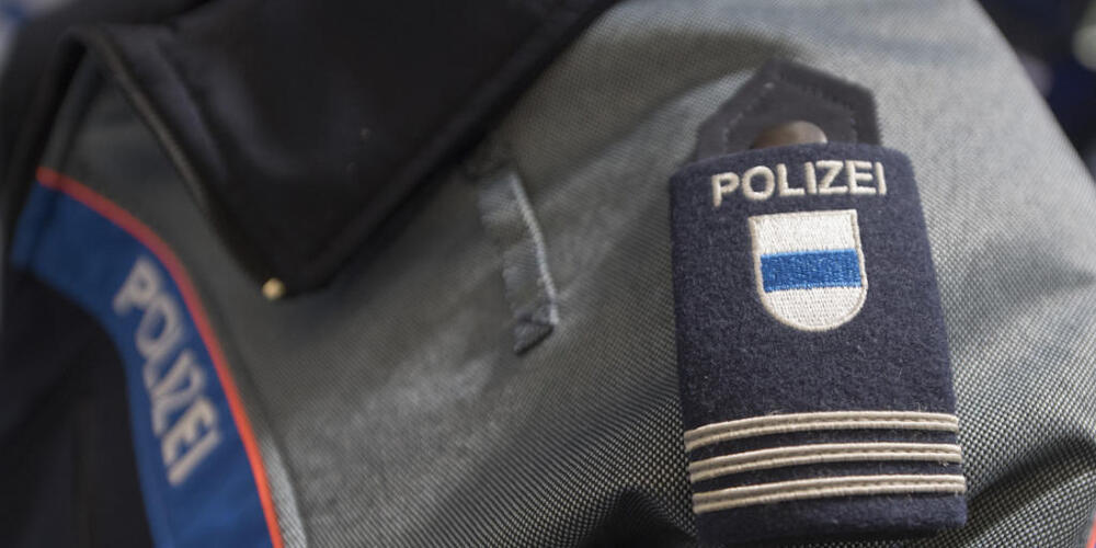 Die Einsatzkräfte der Zuger Bereitschaftspolizei mussten am Freitagmorgen ausrücken, um eine Spanplatte von der Autobahn A4 zu entfernen. (Symbolbild)