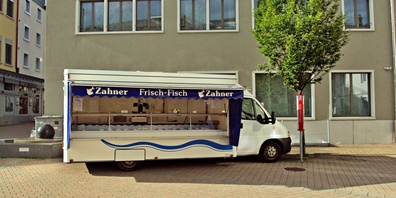 Vier Verkaufswagen der Zahner AG beliefern die Fischliebhaber mit frischem Fisch an 30 Standorten.