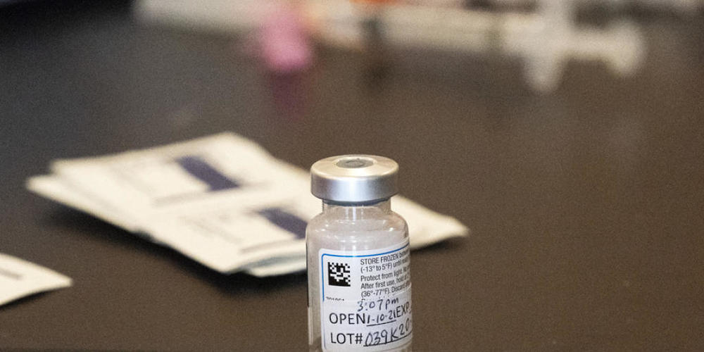 Fläschchen mit Moderna-Impfstoff in einem Spital in New York - nun ist das Vakzin auch in der Schweiz zugelassen. (Archivbild)