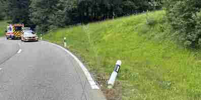 Am Motorrad und an der Strasseninfrastruktur entstand Sachschaden im Wert von mehreren tausend Franken.