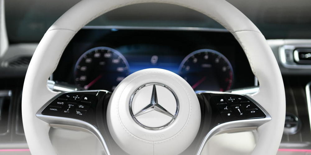 Wenige Monate nach dem Marktstart muss Daimler bis zu 1400 Luxuslimousinen der neuen Mercedes-S-Klasse weltweit zurückrufen. Bei bestimmten Fahrzeugen wurde in der Vorderachslenkung nicht die richtige Spurstange verbaut. (Archivbild)