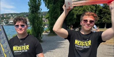 Meister im Feiern: Die SCK-Cracks präsentieren die Trophäen und gehen direkt ins Theken-Foreckecking. 