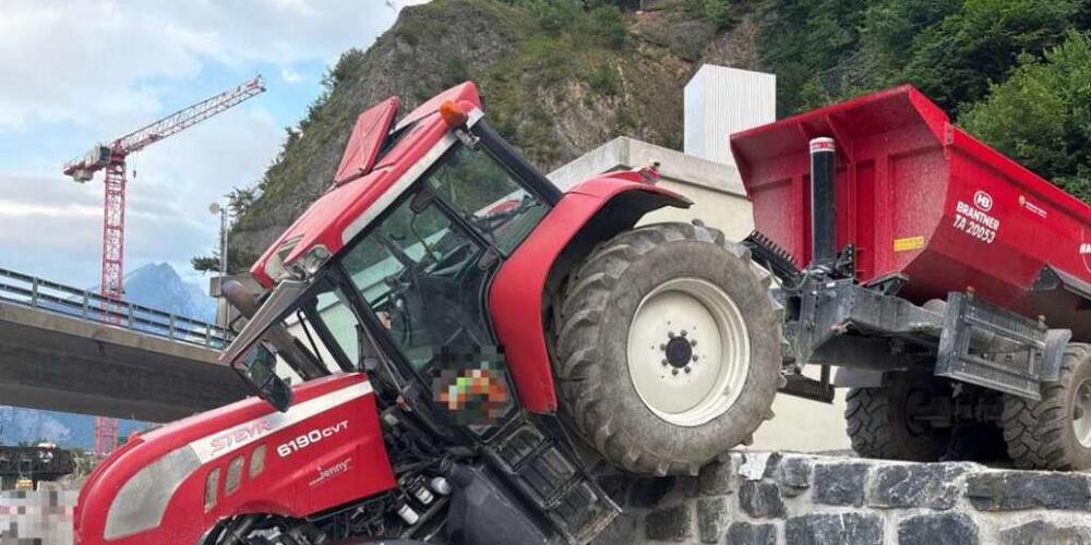 Der Fahrer oder die Fahrerin des verunfallten Traktors flüchtete unerkannt.