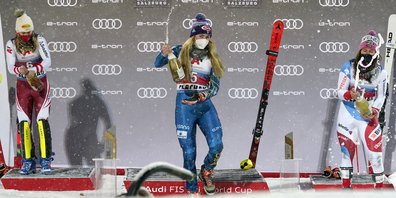Mikaela Shiffrin feiert zusammen mit Katharina Liensberger (links, zweite) und der Schweizerin Wendy Holdener, die zurück auf dem Podest ist. (Bild: Keystone)