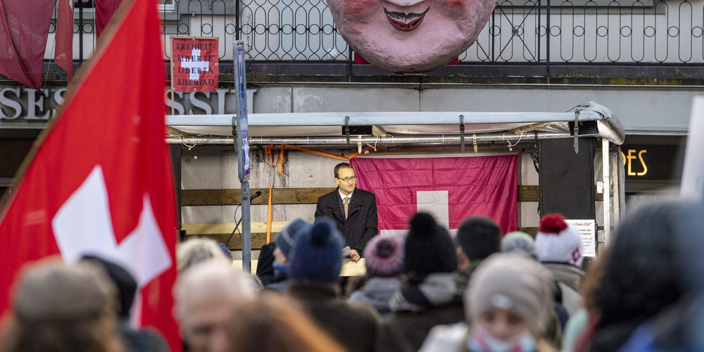 Der Lachner Alt Regierungsrat René Bünter fand an der Kundgebung gegen die Corona-Politik in Schwyz mehr als deutliche Worte und ging mit seinen ehemaligen Berufskollegen hart ins Gericht. (Bild: Jürg Von der Maur)