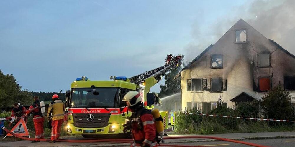 Eine Person, die sich laut Polizeiangaben beim Ausbruch des Brands im Haus befand, brachte sich unverletzt in Sicherheit.