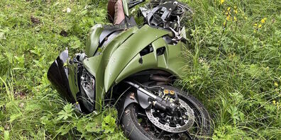 Am Motorrad sowie den Strassenanlagen entstand Sachschaden im Wert von insgesamt rund 5‘000 Franken.