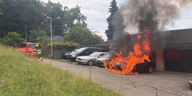 In Oberuzwil brannte ein Auto komplett aus.