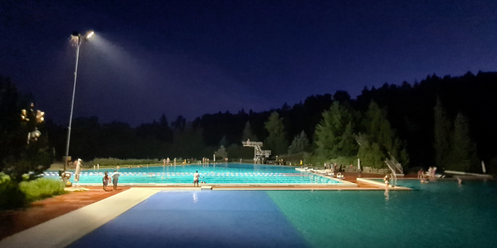 Das Schwimmbad Waldacher bleibt für das Nachtschwimmen am 12. Juli 2025 bis 23 Uhr geöffnet. 
