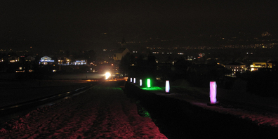 Das Lichtband der 300 Meter langen Morloge in Reichenburg verlief entlang der Mittelbergstrasse, des Rütibachs und des Schussfelds beim Schützenstand.