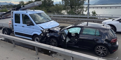 Aus unbekannten Gründen geriet der Lenker des Personenwagens auf die Gegenspur der Seedamm-Strasse und kollidierte frontal mit dem Lieferwagen.