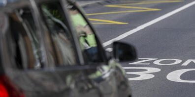 Die Verkehrsflussinitiative will die Einführung von Tempo 30 auf Hauptverkehrsachsen im Kanton Schaffhausen einschränken. Der Regierungsrat hat die Abstimmung darüber aufgrund einer Beschwerde vor Bundesgericht abgesetzt. (Symbolbild)