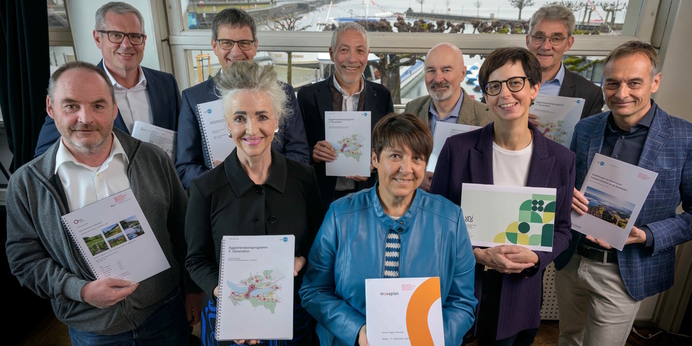 Agglo Obersee mit Regierungsvertretern: (v.l.n.r) vorne: Guido Cavelti (Präsident Agglo Obersee), Carmen Walker Späh (Regierungsrätin ZH), Petra Steimen-Rickenbacher (Regierungsrätin SZ), Susanne Hartmann (Regierungsrätin SG), Ralph Etter (Leiter Amt für Raumentwicklung und Geoinformation SG); hinten: Andreas Angehrn (Amtschef Tiefbauamt und Kantonsingenieur ZH); Markus Traber (Amtschef Amt für Mobilität ZH), Thomas Huwyler (Amtsvorsteher Amt für Raumentwicklung SZ), Daniel Kassubek (Amtsvorsteher Tiefbauamt und Kantonsingenieur SZ), Marcel John (Leiter Tiefbauamt und Kantonsingenieur SG)
