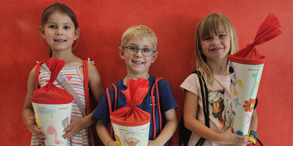 Ihre Schultüten-Kreationen sind prämiert worden: Lia Ackermann, Maleo Senti und Valentina Bollhalder (von links).