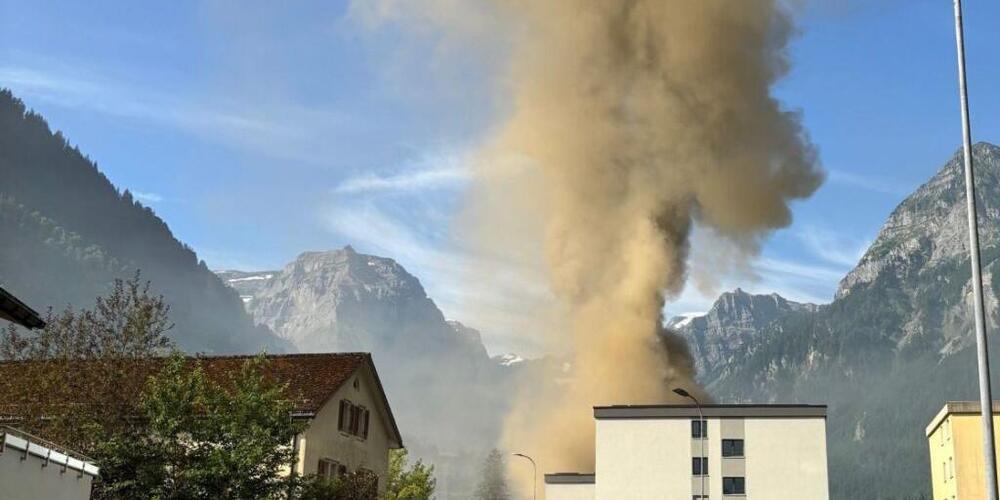 Die Rauchsäule vom brennenden Wohnhaus war in Linthal GL weit herum sichtbar.