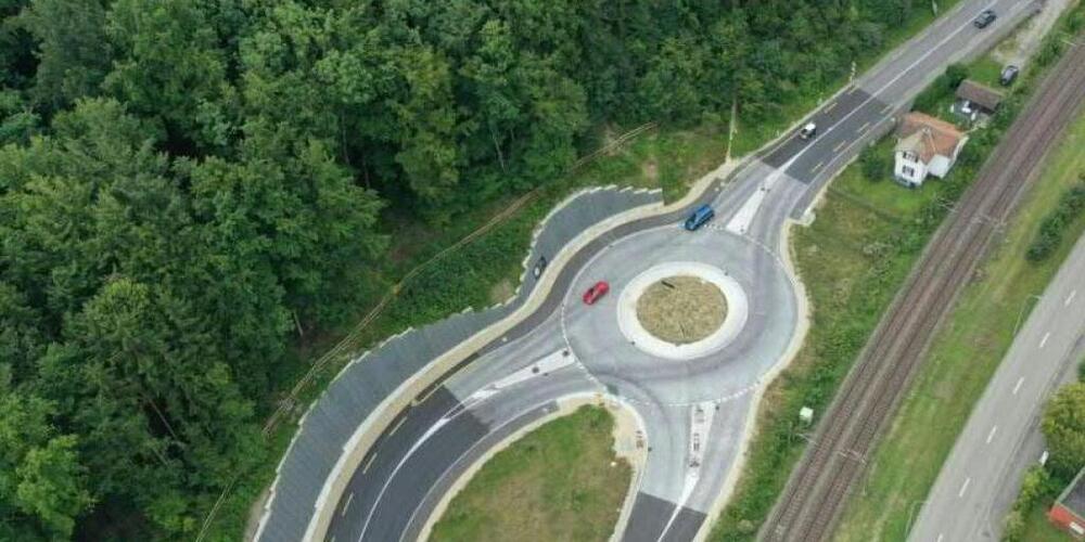 Neue Südwestumfahrung von Brugg AG: Die Kreiselanlage Rüteli schliesst die Umfahrung an die Aarauerstrasse an.