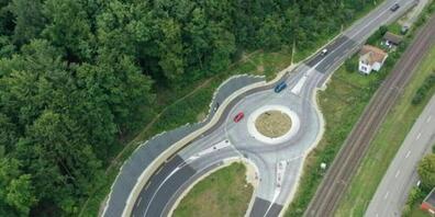 Neue Südwestumfahrung von Brugg AG: Die Kreiselanlage Rüteli schliesst die Umfahrung an die Aarauerstrasse an.