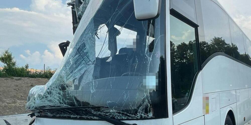 Ein Reisebus ist am Dienstagabend auf der A1 bei Deitingen SO auf einen Lastwagen aufgefahren. Mehrere Personen im Reisebus wurden leicht verletzt.