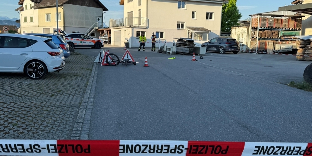 Polizei-Sperrzone: Im Industriequartier von Diepoldsau im Rheintal kam es während eines Streits zur Abgabe mehrerer Schüsse mit Verletzungsfolgen.