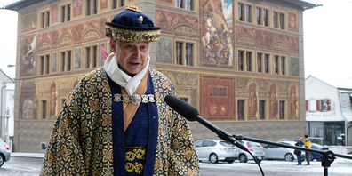 Hesonusode Karl Schönbächler führte die Japanesen-Reichsversammlung auf dem Schwyzer Hauptplatz durch. (Bild Julian Bürgler)