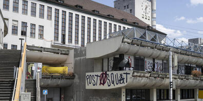 Die Stadt Zürich will das derzeit besetzte Postgebäude am Wipkingerplatz kaufen. Es soll für einen attraktiveren Platz abgerissen werden. (Archivbild)
