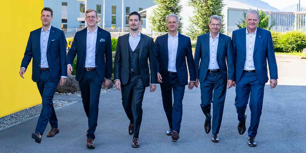 Die NeoVac-Gruppenleitung ab 1. August 2025: Marc Stadler, Chief Administrative Officer (CAO), Ralph Stadler, Chief Commercial Officer (CCO) und Chris Lanter, Chief Service Officer (CSO). Patrik Lanter führt weiterhin die Unternehmensgruppe als Chief Executive Officer (CEO) und als VR-Präsident der NeoVac Holding AG. Roman Stadler und Ruedi Lanter sind weiterhin im Verwaltungsrat