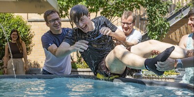 Nun gibt es kein Entkommen mehr: Der Polygraf Cedric Hofstetter wird in den Brunnen geworfen.