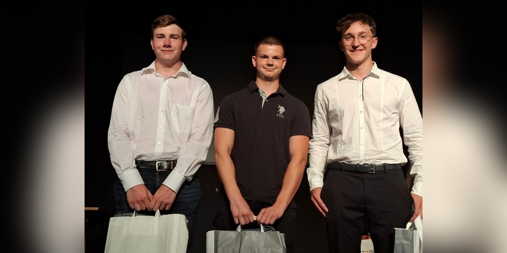 Die besten Montageelektriker EFZ im Jahr 2025 aus der Region Toggenburg/Fürstenland, von links: Laurenz Weger (Wildhaus, Kolb Elektro SBW AG, Wildhaus), Christoph Schmid (Ebnat-Kappel, Steinlin + Partner AG, Wil) und Dario Osterwalder (Rossrüti, Zwick Elektro AG, Wil).