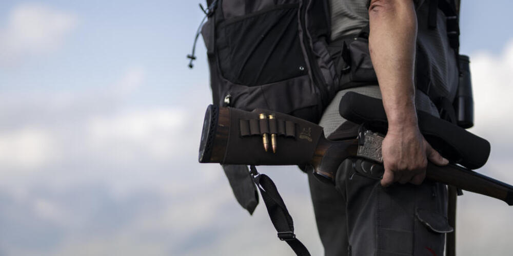 Ein Jäger mit Gewehr auf der Gamspirsch auf der Bündner Hochjagd. Neu dürfen die Grünröcke, eine Bewilligung vorausgesetzt, Schalldämpfer einsetzen. (Archivbild)