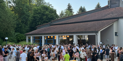 Feiern unter freiem Himmel: Beim Apéro geniessen alle das sommerliche Wetter – ein entspannter Ausklang eines grossen Tages.