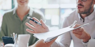 Ein Vorsorgeauftrag ist eine rechtliche Erklärung, die es einer Person ermöglicht, eine andere Person ihres Vertrauens zu bestimmen, die sie im Falle einer Urteilsunfähigkeit vertritt