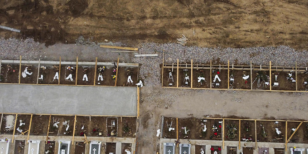 dpatopbilder - Gräber im griechischen Thessaloniki für Menschen, die an oder mit dem Coronavirus gestorben sind. Foto: Giannis Papanikos/AP/dpa