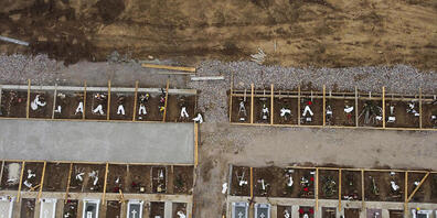 dpatopbilder - Gräber im griechischen Thessaloniki für Menschen, die an oder mit dem Coronavirus gestorben sind. Foto: Giannis Papanikos/AP/dpa