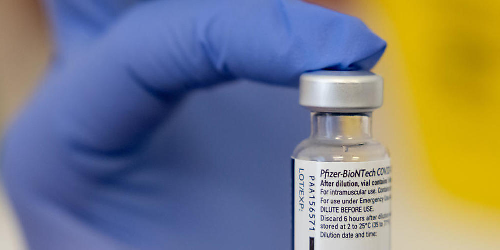Eine Ampulle mit dem Impfstoff von Biontech/Pfizer. Foto: Michael Reichel/dpa-Zentralbild/dpa