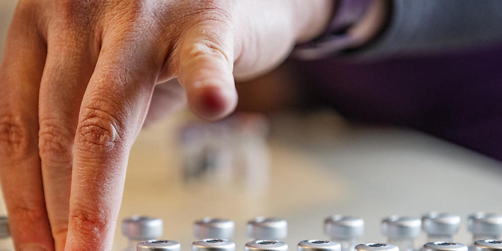 Der US-Pharmakonzern Pfizer wird vorübergehend die Liefermenge seines gemeinsam mit Biontech entwickelten Corona-Impfstoffes an europäische Länder senken. Grund sei ein Hochfahren des Produktionskapazitäten. (Archivbild)