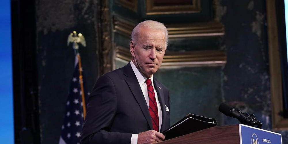 Joe Biden, designierter Präsident der USA, verlässt nach einer Rede die Bühne im The Queen Theater in Wilmington. Foto: Matt Slocum/AP/dpa
