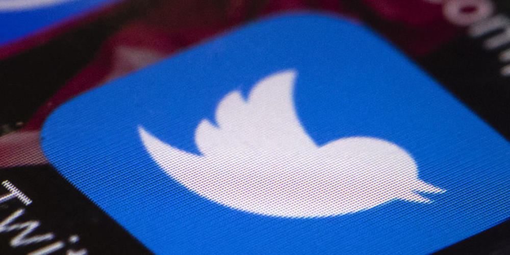 ARCHIV - Die Twitter-App wird auf einem Smartphone dargestellt. Twitter hat die Accounts von ehemaligen Farc-Kommandeuren gesperrt. Foto: Matt Rourke/AP/dpa