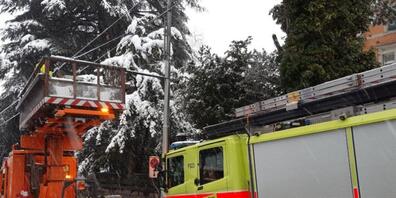 Die Feuerwehren im Kanton Zürich zählten 2500 Einsätze wegen des starken Schneefalls. Teils war schweres Gerät notwendig.