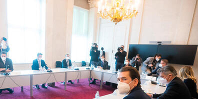 Kanzler Kurz (vorne l) und andere Mitglieder der österreichischen Regierung kommen in Wien zusammen. Foto: Georg Hochmuth/APA/dpa