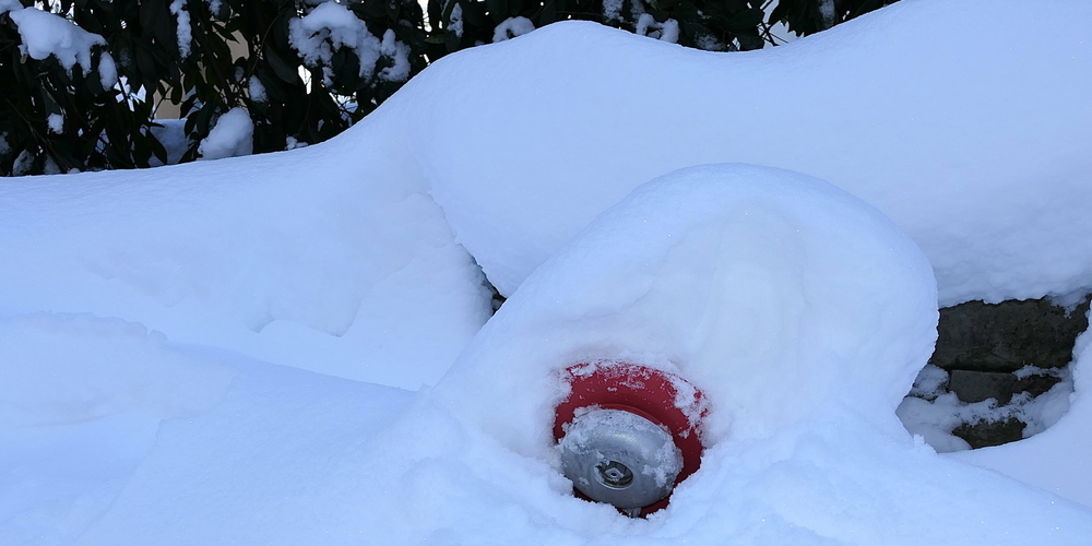 Hydranten-bitte-frei-von-Schnee-und-Eis-halten-