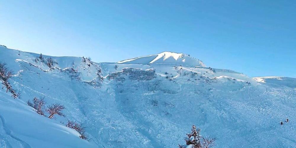 Am steilabfallenden Hang ausserhalb der Pistenanlagen im Gebiet Rot Turm am Stoos hat sich eine bis zu 150 Meter breite Lawine gelöst und einen Skifahrer aus dem Kanton Zug mitgerissen.
