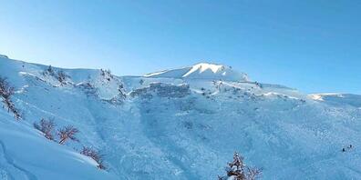Am steilabfallenden Hang ausserhalb der Pistenanlagen im Gebiet Rot Turm am Stoos hat sich eine bis zu 150 Meter breite Lawine gelöst und einen Skifahrer aus dem Kanton Zug mitgerissen.