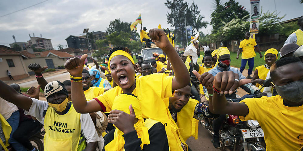 Wahlhelfer und Anhänger des ugandischen Präsidenten Museveni feiern, nachdem dieser zum Sieger der Präsidentschaftswahlen erklärt wurde. Foto: Jerome Delay/AP/dpa