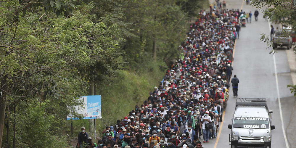 Migranten, die hoffen, die US-Grenze zu erreichen, gehen in Guatemala entlang einer Autobahn. Foto: Sandra Sebastian/AP/dpa