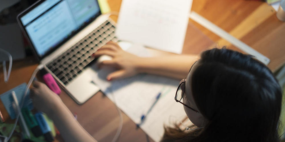 Ein Gymnasiastin lernt am Laptop im Homeschooling-Modus. Epidemiologe Marcel Tanner fordert, dass Gymischüler wieder in den Fernunterricht sollen. (Archiv)