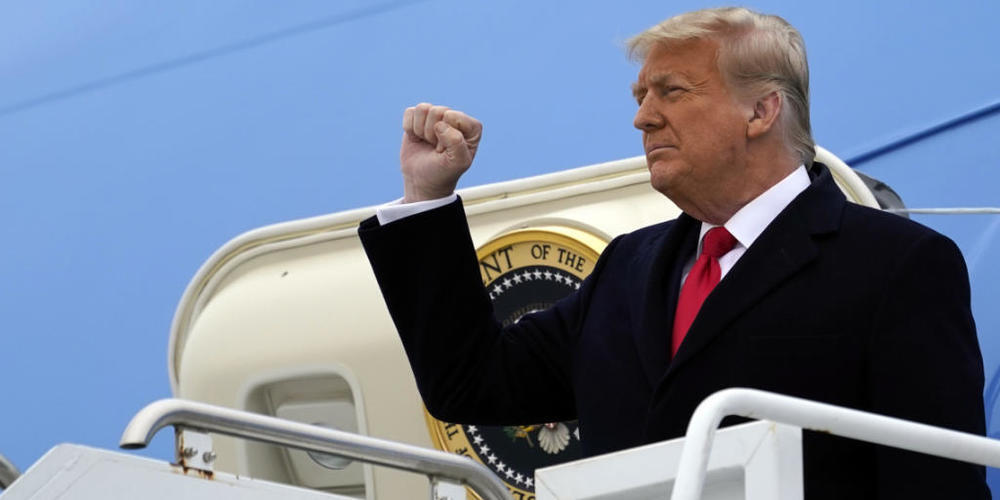 Der scheidende US-Präsident Donald Trump hält seine geballte Faust hoch, als er nach seiner Ankunft auf dem Valley International Airport aus der Air Force One steigt. Foto: Alex Brandon/AP/dpa
