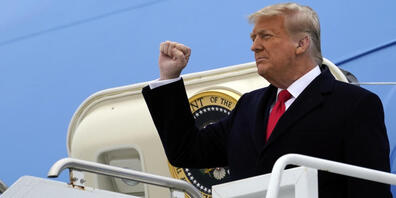 Der scheidende US-Präsident Donald Trump hält seine geballte Faust hoch, als er nach seiner Ankunft auf dem Valley International Airport aus der Air Force One steigt. Foto: Alex Brandon/AP/dpa